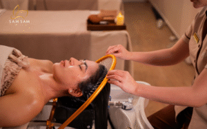 Khách hàng đang trải nghiệm liệu pháp gội đầu dưỡng sinh thảo dược tại Sam Sam Beauty.