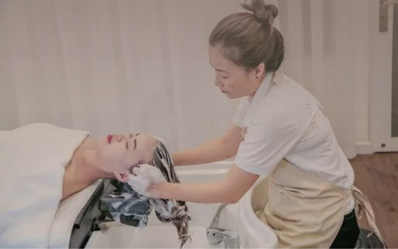 Gội đầu kết hợp làm nail Hàn Quốc tại Nuli 