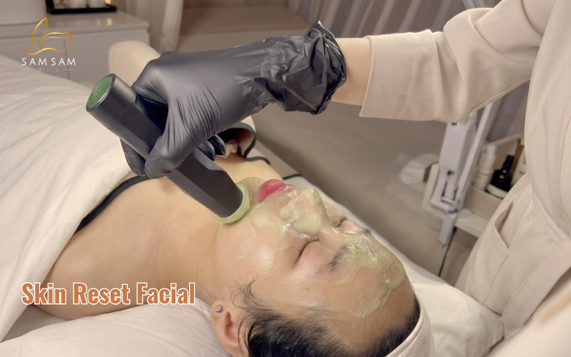 Liệu trình Skin Reset Facial tại Sam Sam Beauty giúp lỗ chân lông thông thoáng là bước quan trọng trong chu trình chăm sóc da dầu mùa hè