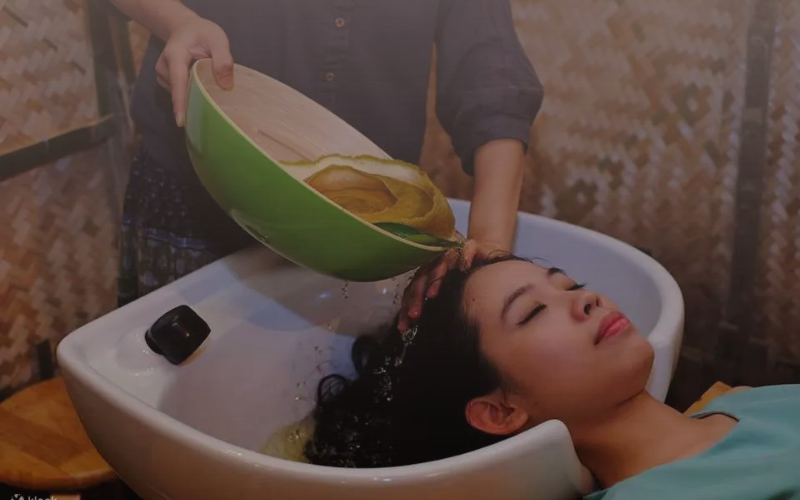 Gội đầu thảo dược mộc mạc tại spa Quê một cục