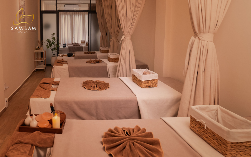 Lymphatic drainage massage for the stomach at Sam Sam Beauty in District 1, HCMC, helping flatten the belly and reduce bloating