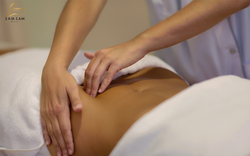 Professional therapist performing lymphatic drainage technique at Sam Sam Beauty