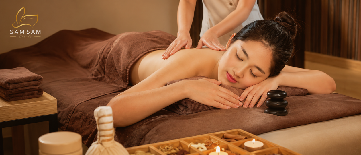 Therapist performing gentle manual lymphatic drainage massage at Sam Sam Beauty spa District 1.